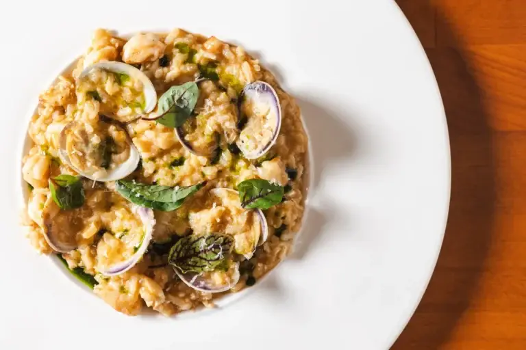 Pesce & Molluschi 4 Risotto ai Frutti di Mare with clams, shrimp and basil oil, seen from above at Capriciano Osteria